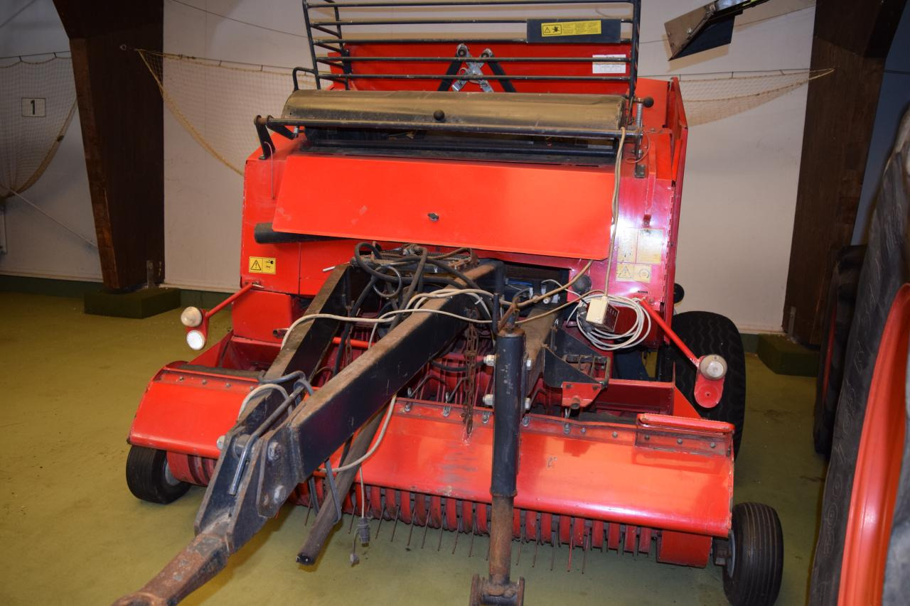 Unia DF 120.1.8 - Rolo balirka: slika Unia DF 120.1.8 - Rolo balirka Unia DF 120.1.8 - Rolo balirka: slika Unia DF 120.1.8 - Rolo balirka