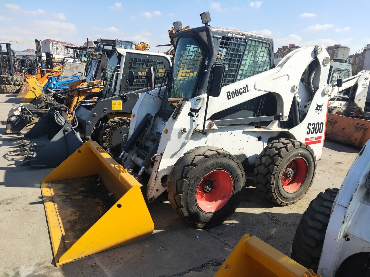 Bobcat S300 - Mini utovarivač: slika Bobcat S300 - Mini utovarivač Bobcat S300 - Mini utovarivač: slika Bobcat S300 - Mini utovarivač