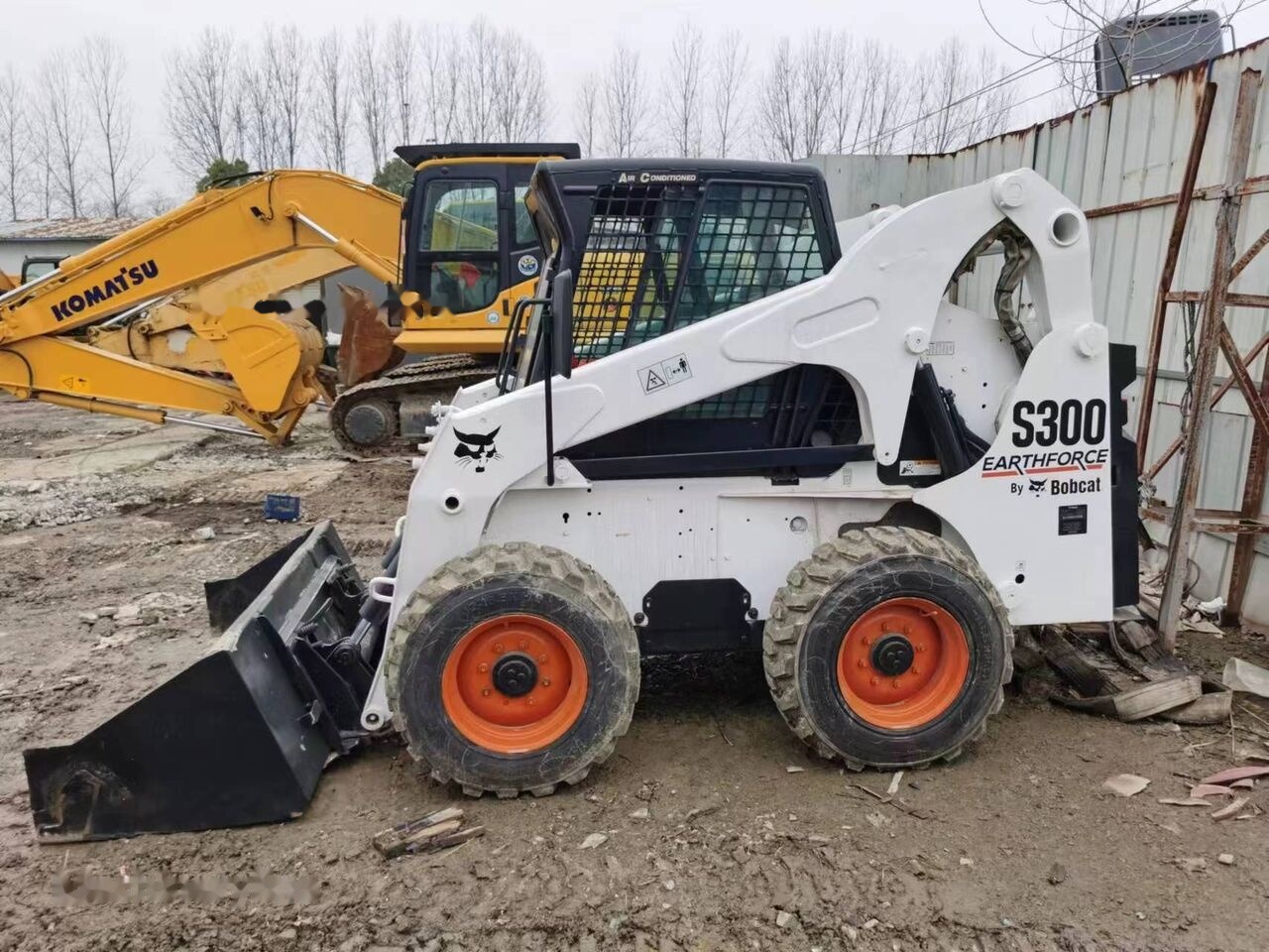 Bobcat S300 - Mini utovarivač: slika Bobcat S300 - Mini utovarivač Bobcat S300 - Mini utovarivač: slika Bobcat S300 - Mini utovarivač