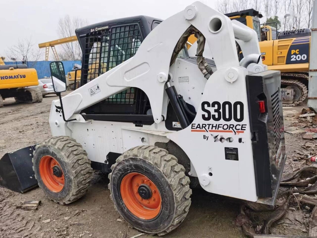 Bobcat S300 - Mini utovarivač: slika Bobcat S300 - Mini utovarivač Bobcat S300 - Mini utovarivač: slika Bobcat S300 - Mini utovarivač