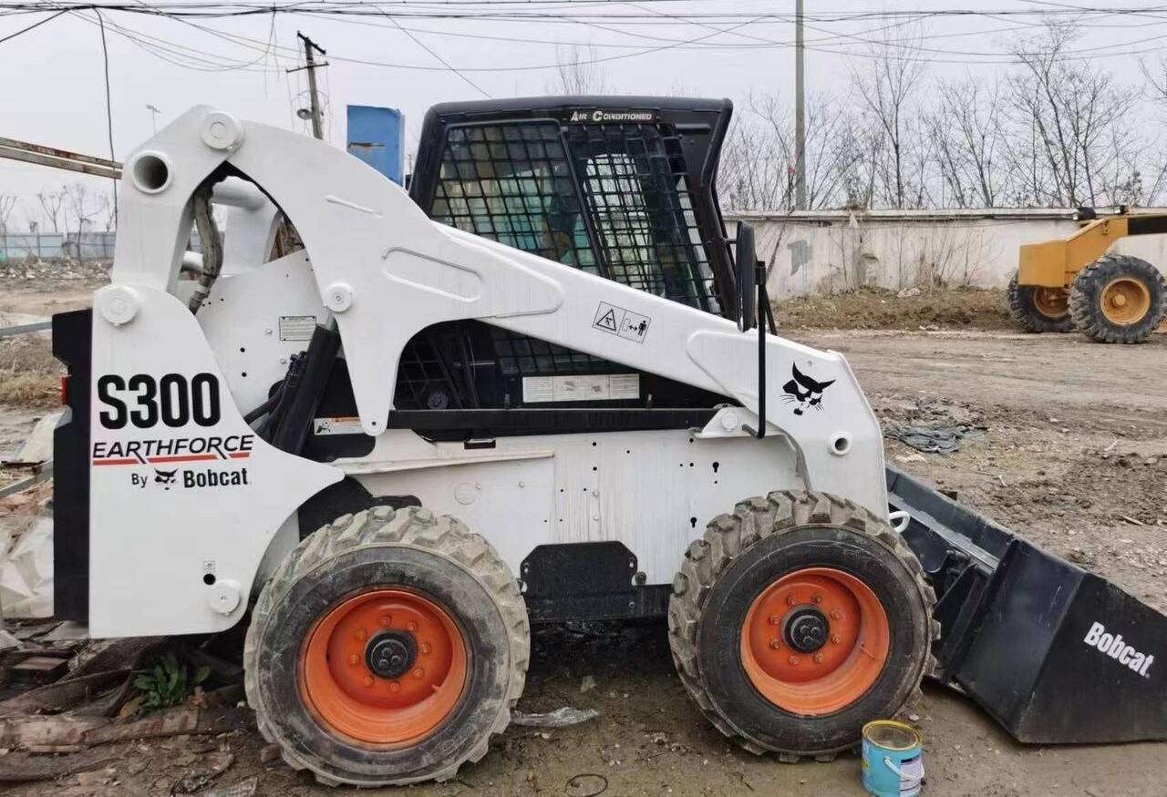 Bobcat S300 - Mini utovarivač: slika Bobcat S300 - Mini utovarivač Bobcat S300 - Mini utovarivač: slika Bobcat S300 - Mini utovarivač