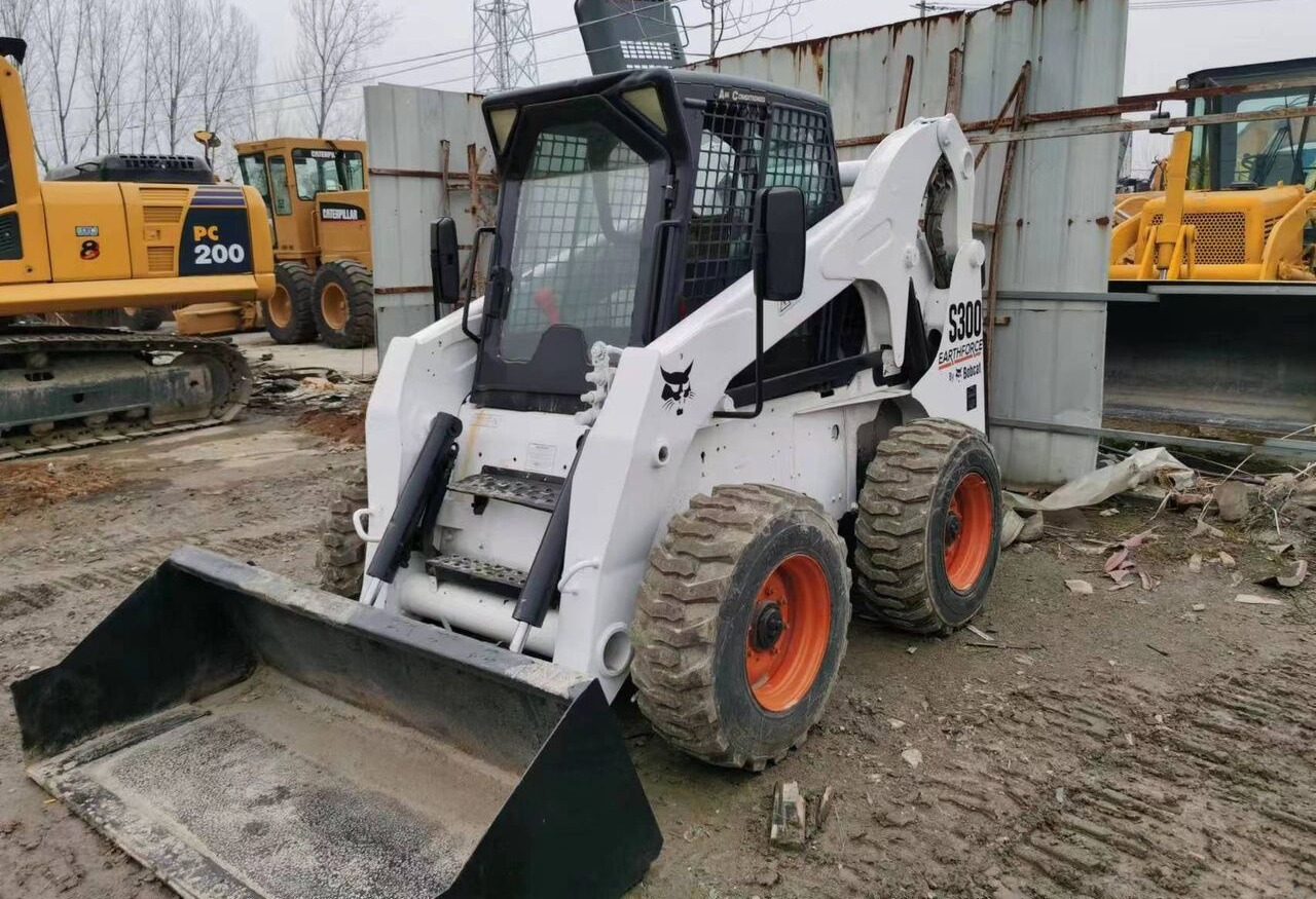 Bobcat S300 - Mini utovarivač: slika Bobcat S300 - Mini utovarivač Bobcat S300 - Mini utovarivač: slika Bobcat S300 - Mini utovarivač
