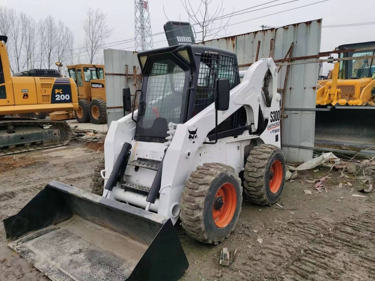 Bobcat S300 - Mini utovarivač: slika Bobcat S300 - Mini utovarivač Bobcat S300 - Mini utovarivač: slika Bobcat S300 - Mini utovarivač
