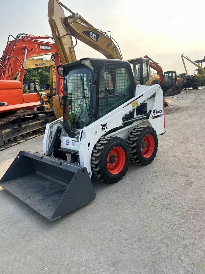 Bobcat S450 - Mini utovarivač: slika Bobcat S450 - Mini utovarivač Bobcat S450 - Mini utovarivač: slika Bobcat S450 - Mini utovarivač
