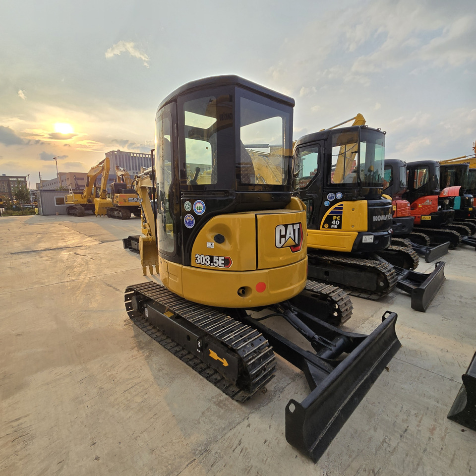 Mini bager CATERPILLAR 303.5E2: slika Mini bager CATERPILLAR 303.5E2
