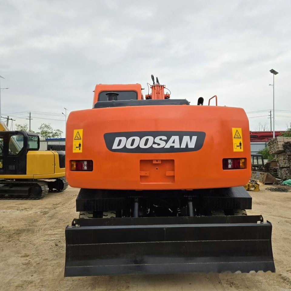 Bager na kotačima Doosan DH150W: slika Bager na kotačima Doosan DH150W
