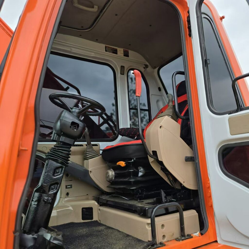 Bager na kotačima Doosan DH150W: slika Bager na kotačima Doosan DH150W