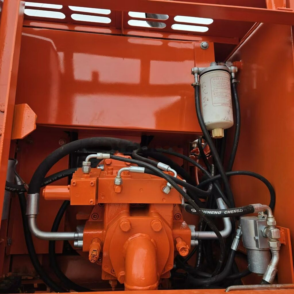 Bager na kotačima Doosan DH150W: slika Bager na kotačima Doosan DH150W