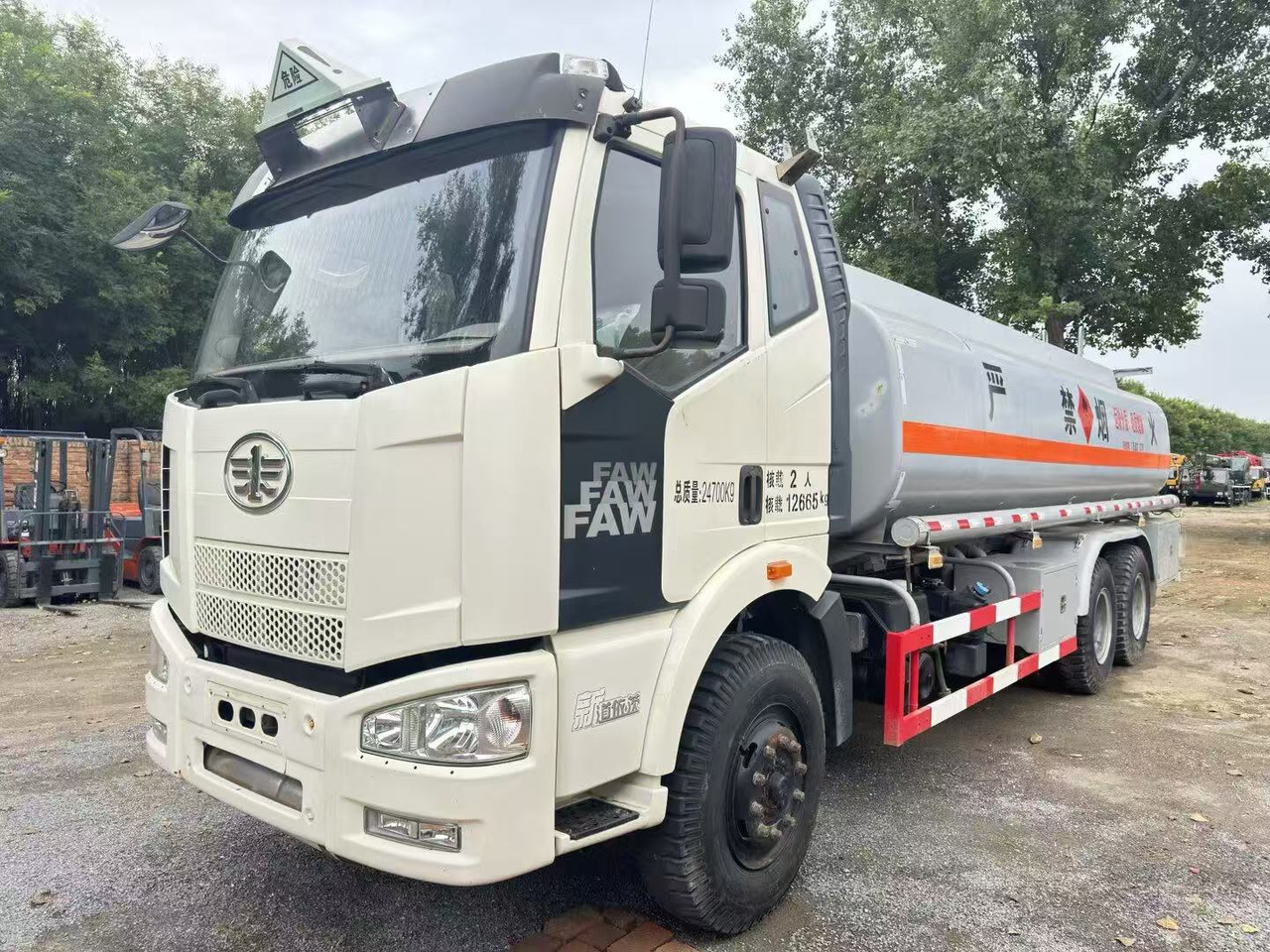 FAW tanker truck - Kamion cisterna: slika FAW tanker truck - Kamion cisterna FAW tanker truck - Kamion cisterna: slika FAW tanker truck - Kamion cisterna