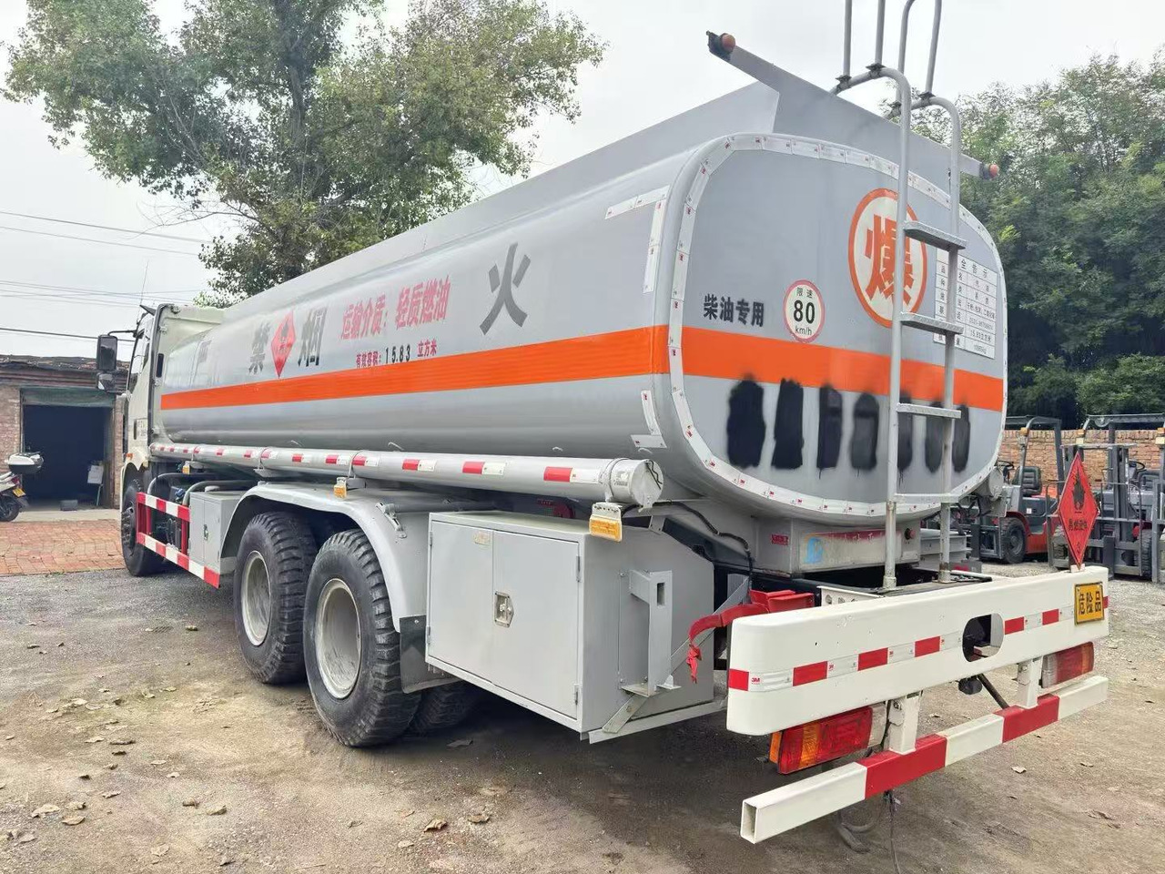 FAW tanker truck - Kamion cisterna: slika FAW tanker truck - Kamion cisterna FAW tanker truck - Kamion cisterna: slika FAW tanker truck - Kamion cisterna