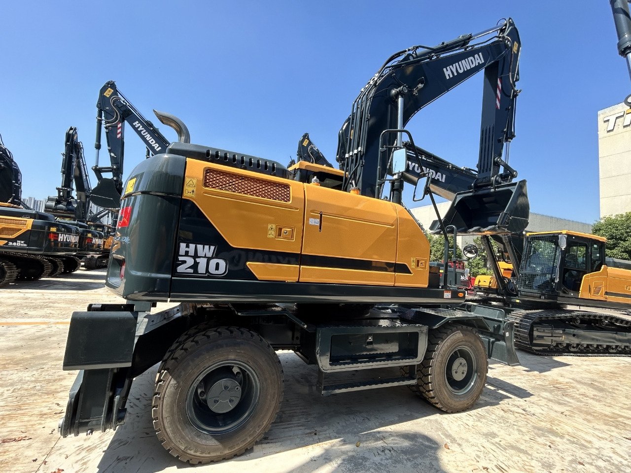 HYUNDAI HW210 - Bager na kotačima: slika HYUNDAI HW210 - Bager na kotačima HYUNDAI HW210 - Bager na kotačima: slika HYUNDAI HW210 - Bager na kotačima