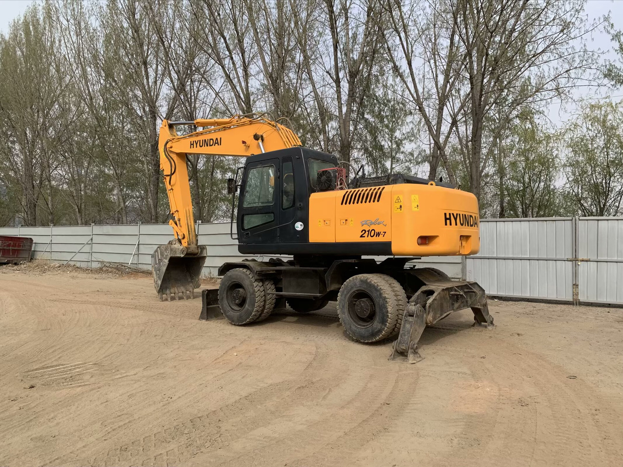 Bager na kotačima Hyundai R210W-7: slika Bager na kotačima Hyundai R210W-7