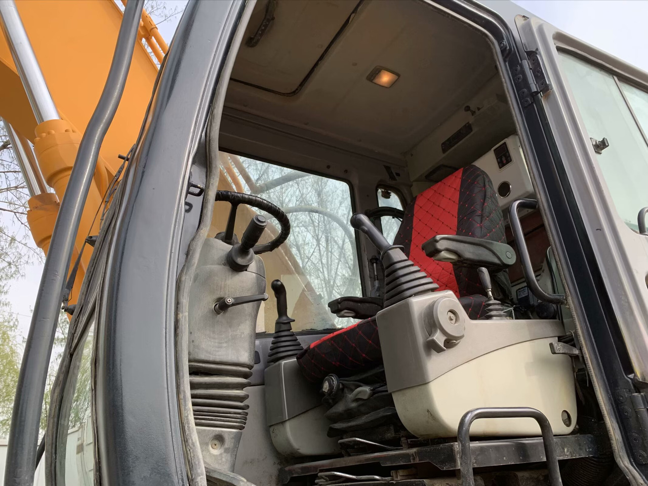 Bager na kotačima Hyundai R210W-7: slika Bager na kotačima Hyundai R210W-7