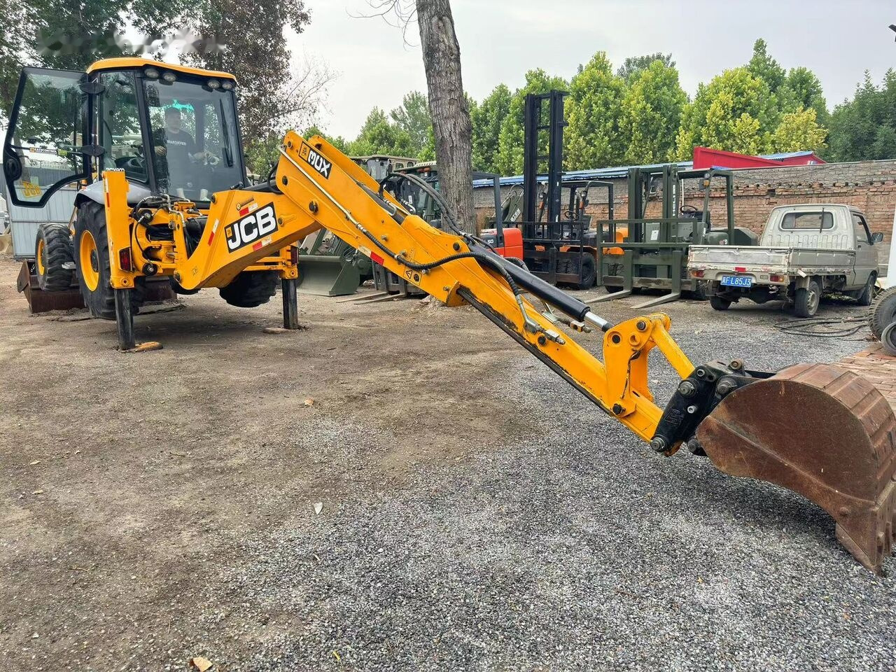 JCB 3CX Telescopic Arm Plus Four in One Bucket - Rovokopač-utovarivač: slika JCB 3CX Telescopic Arm Plus Four in One Bucket - Rovokopač-utovarivač JCB 3CX Telescopic Arm Plus Four in One Bucket - Rovokopač-utovarivač: slika JCB 3CX Telescopic Arm Plus Four in One Bucket - Rovokopač-utovarivač