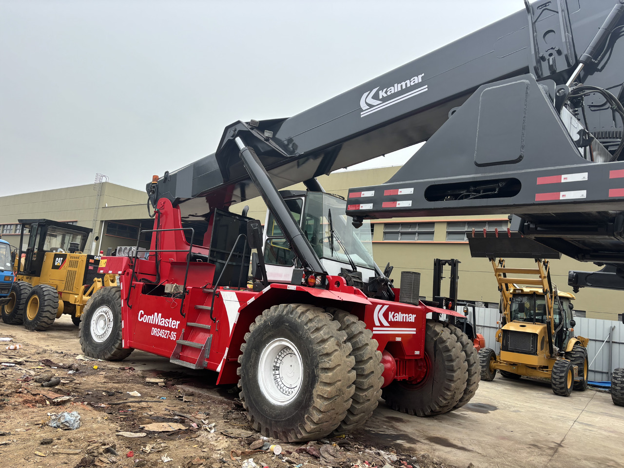 KALMAR DRS4527-S5 - Stroj za rukovanje kontejnerima: slika KALMAR DRS4527-S5 - Stroj za rukovanje kontejnerima KALMAR DRS4527-S5 - Stroj za rukovanje kontejnerima: slika KALMAR DRS4527-S5 - Stroj za rukovanje kontejnerima