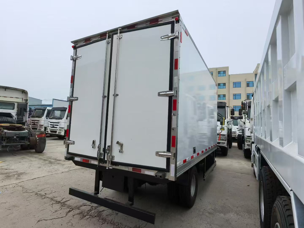 Novi Kamion hladnjača : slika Novi Kamion hladnjača