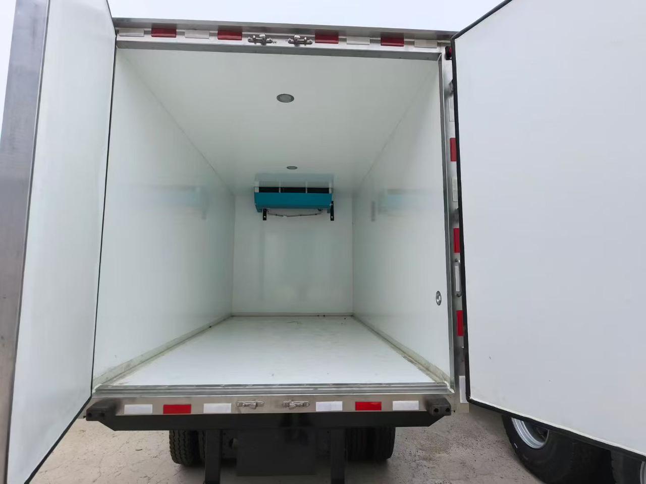 Novi Kamion hladnjača : slika Novi Kamion hladnjača