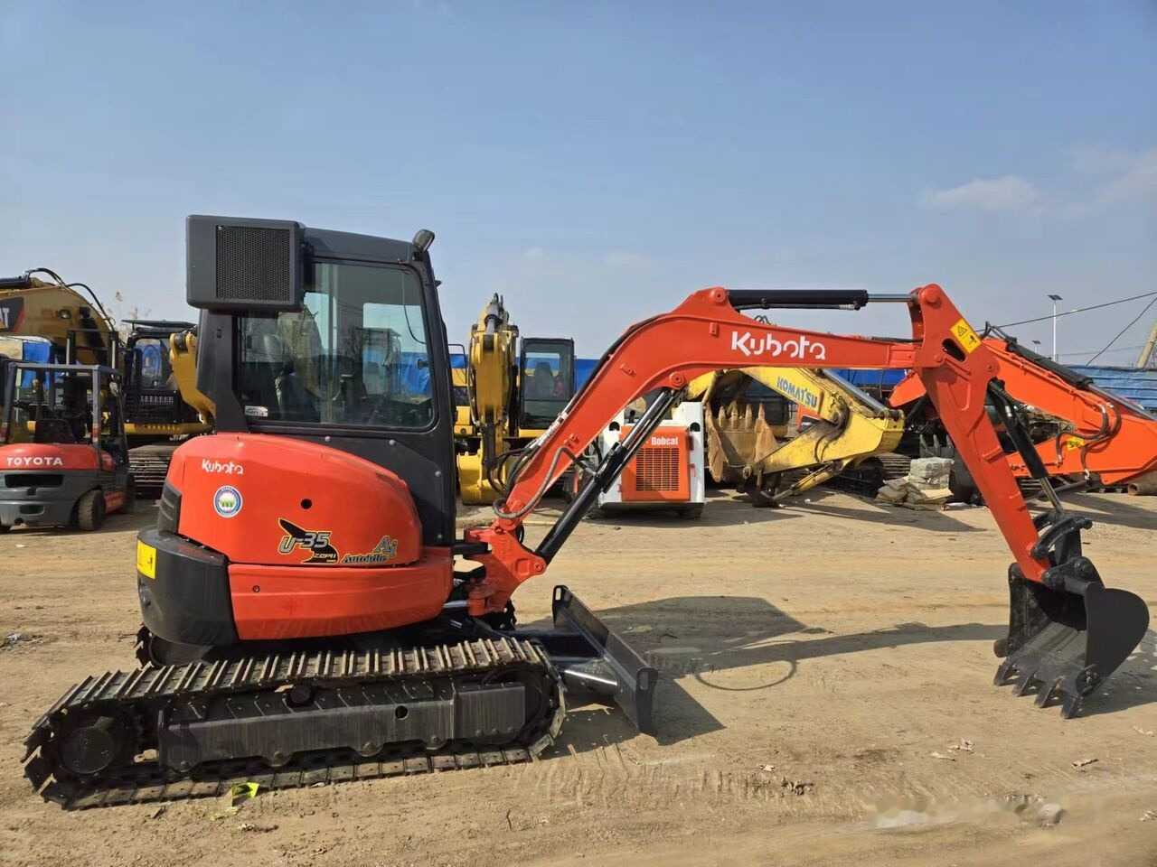 Kubota U35 - Mini bager: slika Kubota U35 - Mini bager Kubota U35 - Mini bager: slika Kubota U35 - Mini bager