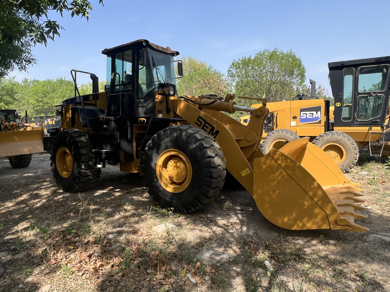 Novi Utovarivač na kotačima SEM SEM655D: slika Novi Utovarivač na kotačima SEM SEM655D
