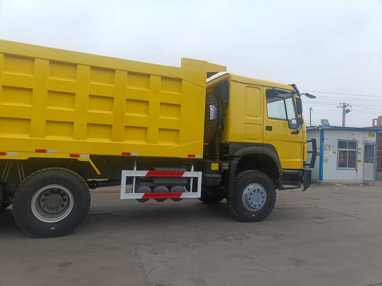 Kiper SINOTRUK HOWO 6x4: slika Kiper SINOTRUK HOWO 6x4