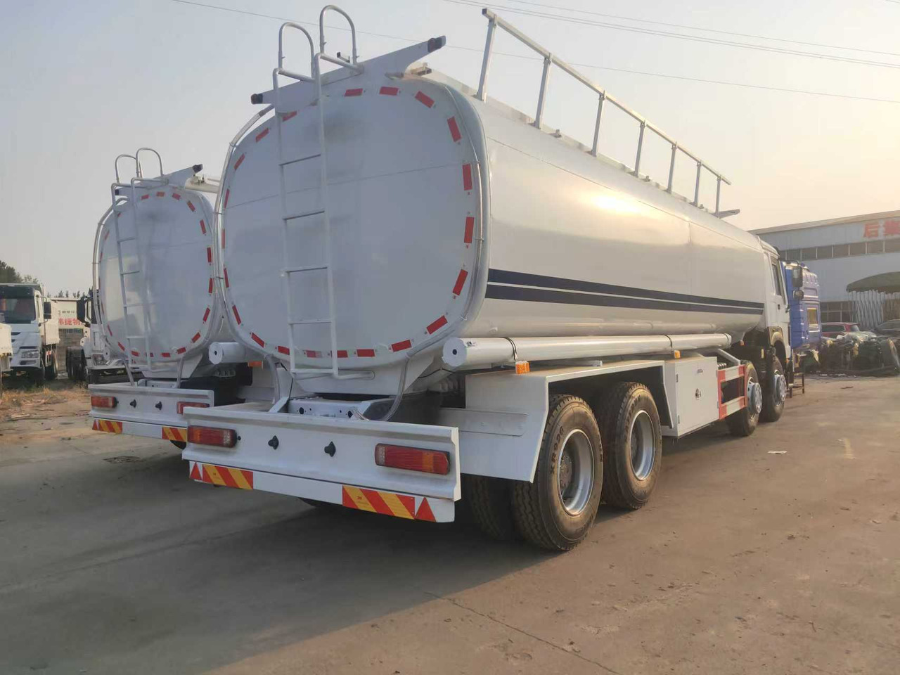 SINOTRUK HOWO Fuel Tank - Kamion cisterna: slika SINOTRUK HOWO Fuel Tank - Kamion cisterna SINOTRUK HOWO Fuel Tank - Kamion cisterna: slika SINOTRUK HOWO Fuel Tank - Kamion cisterna