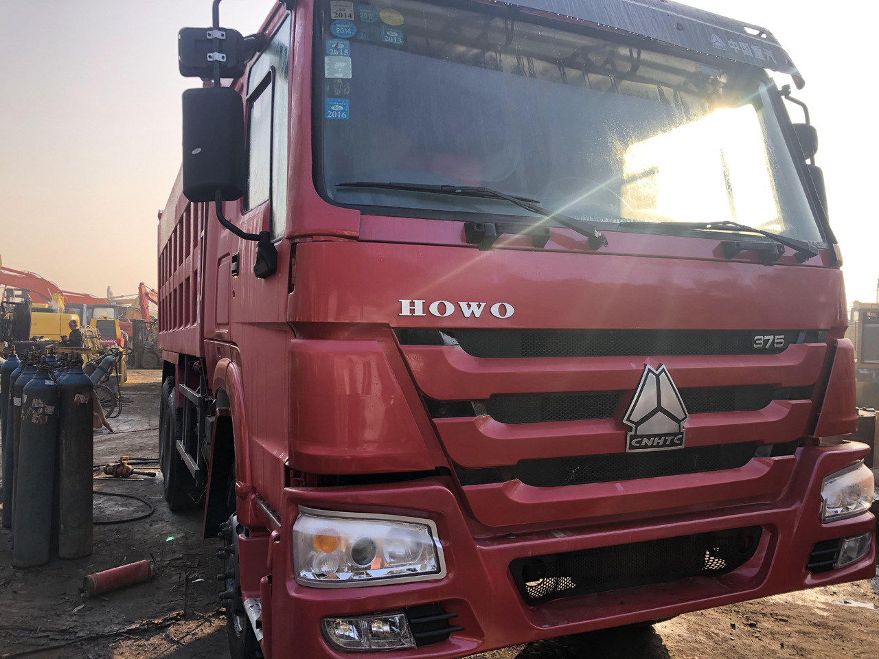 SINOTRUK HOWO - Kiper: slika SINOTRUK HOWO - Kiper SINOTRUK HOWO - Kiper: slika SINOTRUK HOWO - Kiper