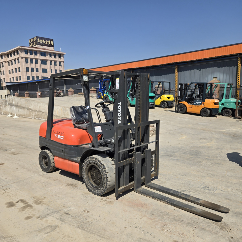 Toyota FD30 - Diesel viličar: slika Toyota FD30 - Diesel viličar Toyota FD30 - Diesel viličar: slika Toyota FD30 - Diesel viličar