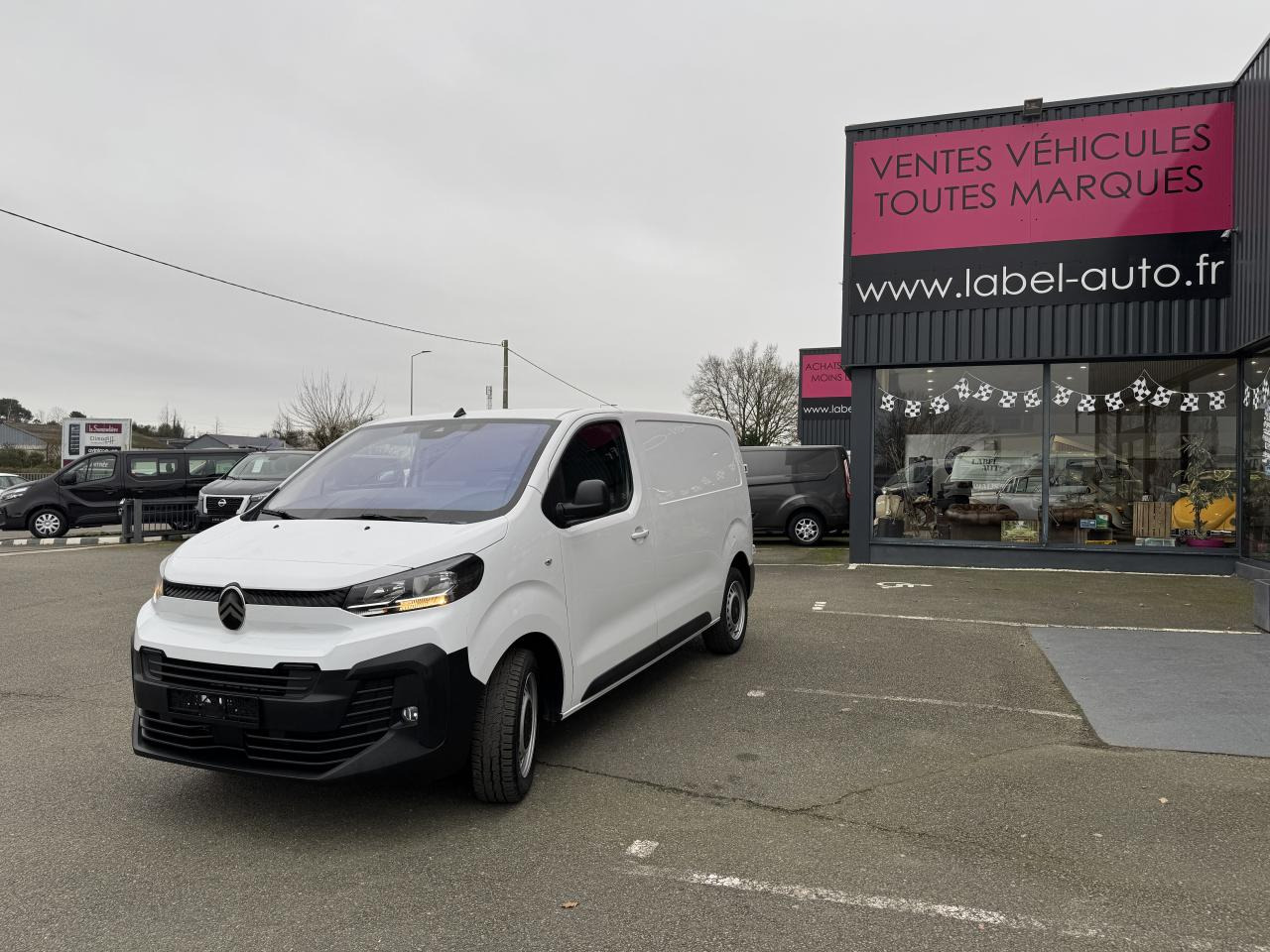 CITROEN Jumpy M 2.0 BlueHDi - 145 S&S - BV EAT8 III FOURGON . PHASE 2 - Furgon: slika CITROEN Jumpy M 2.0 BlueHDi - 145 S&S - BV EAT8 III FOURGON . PHASE 2 - Furgon CITROEN Jumpy M 2.0 BlueHDi - 145 S&S - BV EAT8 III FOURGON . PHASE 2 - Furgon: slika CITROEN Jumpy M 2.0 BlueHDi - 145 S&S - BV EAT8 III FOURGON . PHASE 2 - Furgon