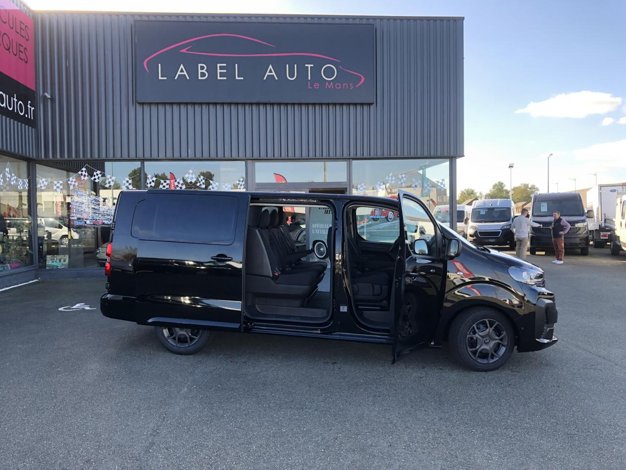 CITROEN Jumpy M 2.0 BlueHDi - 180 S&S - BV EAT8 III CABINE APPROFONDIE Cabine approfondie Fixe PHASE 2 - Furgon: slika CITROEN Jumpy M 2.0 BlueHDi - 180 S&S - BV EAT8 III CABINE APPROFONDIE Cabine approfondie Fixe PHASE 2 - Furgon CITROEN Jumpy M 2.0 BlueHDi - 180 S&S - BV EAT8 III CABINE APPROFONDIE Cabine approfondie Fixe PHASE 2 - Furgon: slika CITROEN Jumpy M 2.0 BlueHDi - 180 S&S - BV EAT8 III CABINE APPROFONDIE Cabine approfondie Fixe PHASE 2 - Furgon