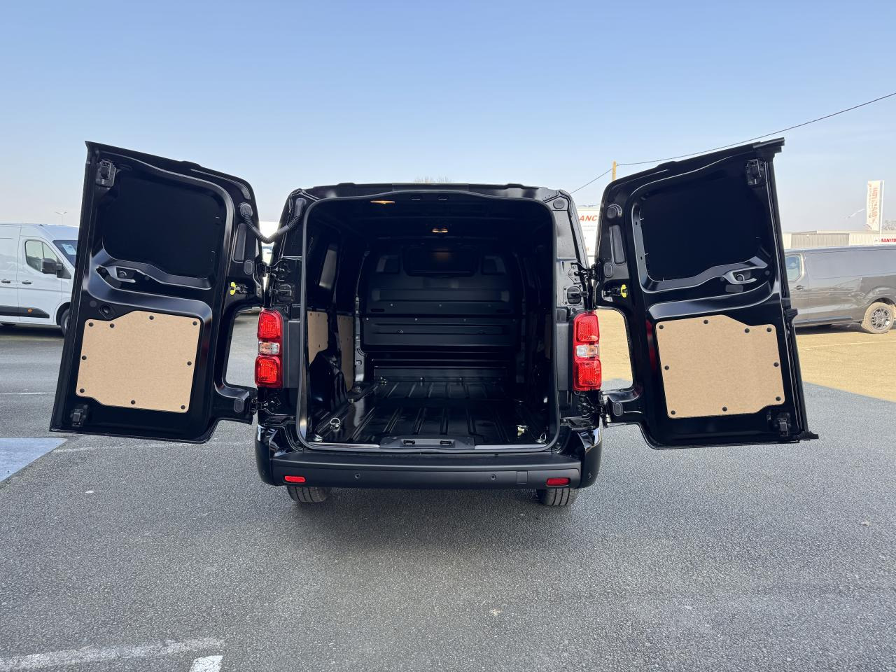 CITROEN Jumpy M 2.0 BlueHDi - 180 S&S - BV EAT8 III FOURGON . PHASE 2 - Furgon: slika CITROEN Jumpy M 2.0 BlueHDi - 180 S&S - BV EAT8 III FOURGON . PHASE 2 - Furgon CITROEN Jumpy M 2.0 BlueHDi - 180 S&S - BV EAT8 III FOURGON . PHASE 2 - Furgon: slika CITROEN Jumpy M 2.0 BlueHDi - 180 S&S - BV EAT8 III FOURGON . PHASE 2 - Furgon