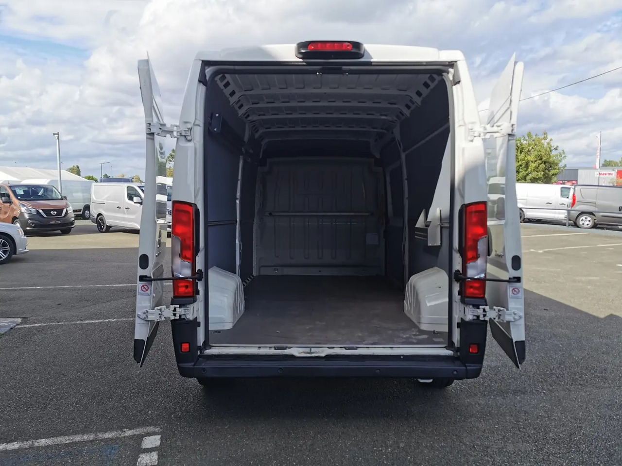 Citroen Jumper 35 L3H2 2.2 BLUEHDI 140 S&S CLUB - Furgon: slika Citroen Jumper 35 L3H2 2.2 BLUEHDI 140 S&S CLUB - Furgon Citroen Jumper 35 L3H2 2.2 BLUEHDI 140 S&S CLUB - Furgon: slika Citroen Jumper 35 L3H2 2.2 BLUEHDI 140 S&S CLUB - Furgon