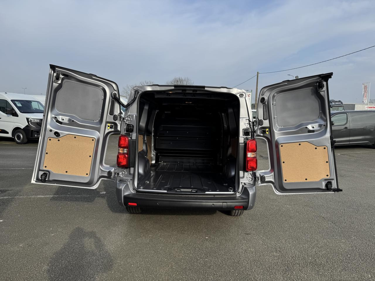 Citroen Jumpy 2 PLACES XL 2.0 BLUEHDI 180CH S&S PACK PREMIUM CONNECT EAT8 - Furgon: slika Citroen Jumpy 2 PLACES XL 2.0 BLUEHDI 180CH S&S PACK PREMIUM CONNECT EAT8 - Furgon Citroen Jumpy 2 PLACES XL 2.0 BLUEHDI 180CH S&S PACK PREMIUM CONNECT EAT8 - Furgon: slika Citroen Jumpy 2 PLACES XL 2.0 BLUEHDI 180CH S&S PACK PREMIUM CONNECT EAT8 - Furgon