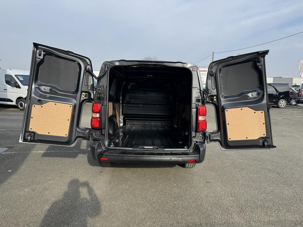 Citroen Jumpy M 2.0 BlueHDi 180CH EAT8 PACK LOOK - Mali kombi: slika Citroen Jumpy M 2.0 BlueHDi 180CH EAT8 PACK LOOK - Mali kombi Citroen Jumpy M 2.0 BlueHDi 180CH EAT8 PACK LOOK - Mali kombi: slika Citroen Jumpy M 2.0 BlueHDi 180CH EAT8 PACK LOOK - Mali kombi