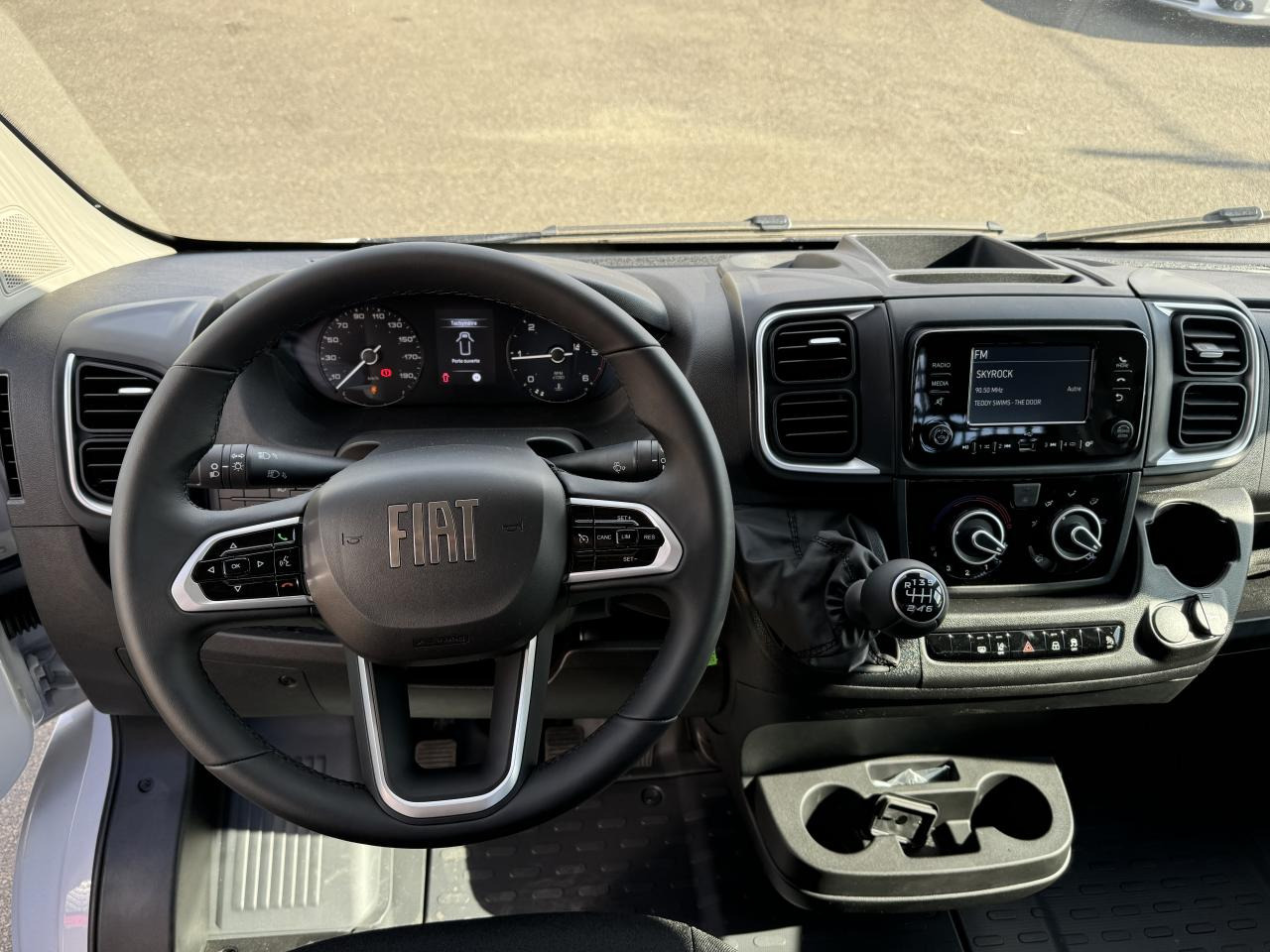 FIAT Ducato Maxi 3.5 XL 2.2 - 180 S&S III PLATEAU CABINE Plateau cabine Maxi 3.5 XL PHASE 4 - Dostavno vozilo s ravnom platformom: slika FIAT Ducato Maxi 3.5 XL 2.2 - 180 S&S III PLATEAU CABINE Plateau cabine Maxi 3.5 XL PHASE 4 - Dostavno vozilo s ravnom platformom FIAT Ducato Maxi 3.5 XL 2.2 - 180 S&S III PLATEAU CABINE Plateau cabine Maxi 3.5 XL PHASE 4 - Dostavno vozilo s ravnom platformom: slika FIAT Ducato Maxi 3.5 XL 2.2 - 180 S&S III PLATEAU CABINE Plateau cabine Maxi 3.5 XL PHASE 4 - Dostavno vozilo s ravnom platformom