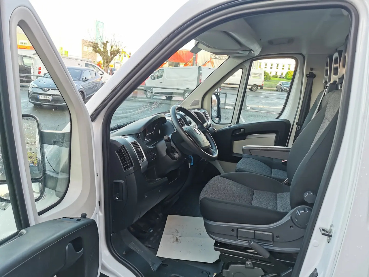 Fiat Ducato 3.5 MAXI L 2.3 MULTIJET 130CH PACK PRO NAV + COFFRE - Mali kamion kiper: slika Fiat Ducato 3.5 MAXI L 2.3 MULTIJET 130CH PACK PRO NAV + COFFRE - Mali kamion kiper Fiat Ducato 3.5 MAXI L 2.3 MULTIJET 130CH PACK PRO NAV + COFFRE - Mali kamion kiper: slika Fiat Ducato 3.5 MAXI L 2.3 MULTIJET 130CH PACK PRO NAV + COFFRE - Mali kamion kiper