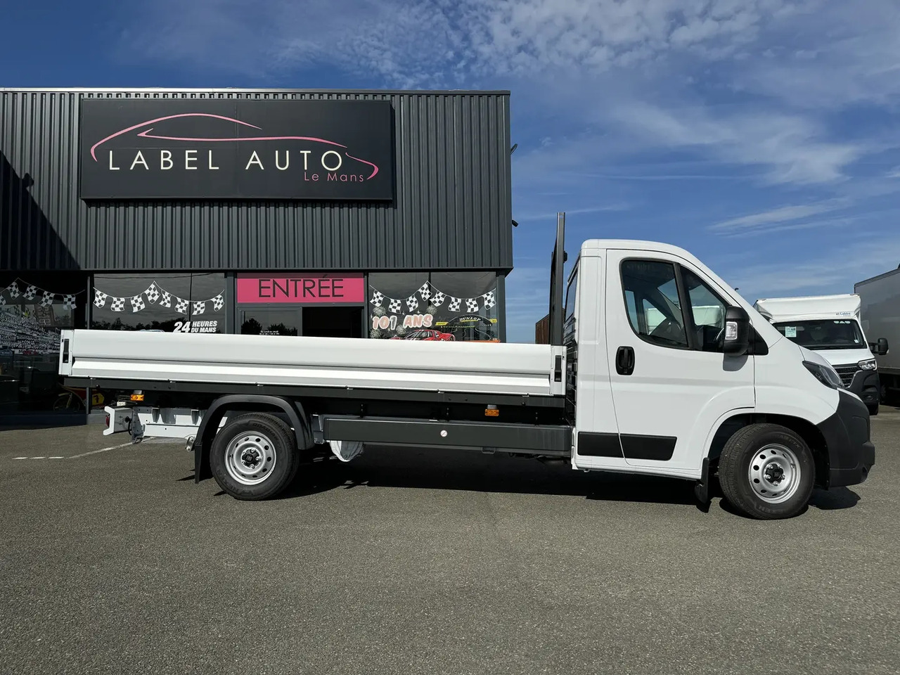Fiat Ducato XL 3.5 MAXI 180CH S&S - Dostavno vozilo s ravnom platformom: slika Fiat Ducato XL 3.5 MAXI 180CH S&S - Dostavno vozilo s ravnom platformom Fiat Ducato XL 3.5 MAXI 180CH S&S - Dostavno vozilo s ravnom platformom: slika Fiat Ducato XL 3.5 MAXI 180CH S&S - Dostavno vozilo s ravnom platformom