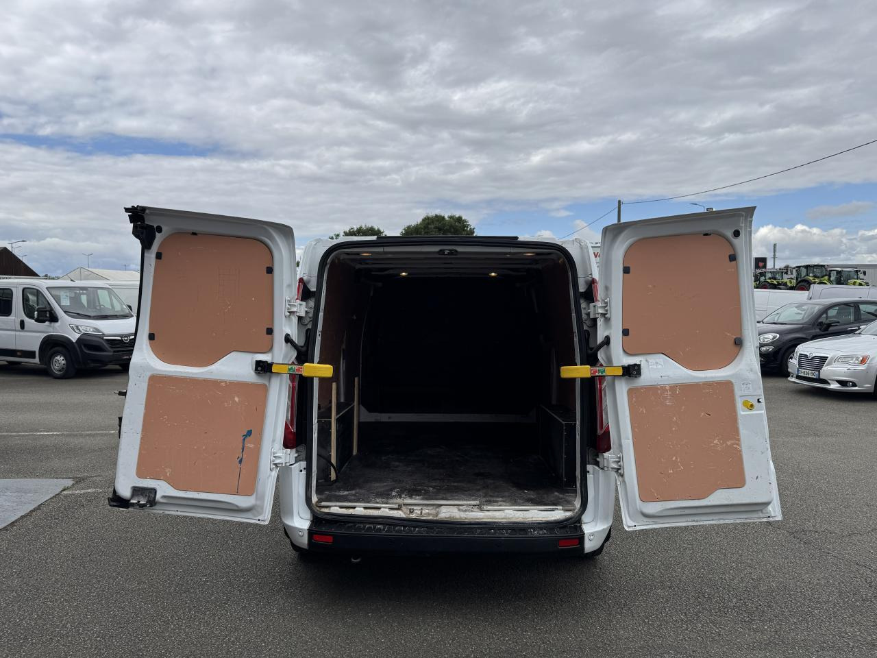 Ford Transit Custom 300 L2H1 2.0 ECOBLUE 130 HYBRID TREND BUSINESS - Furgon: slika Ford Transit Custom 300 L2H1 2.0 ECOBLUE 130 HYBRID TREND BUSINESS - Furgon Ford Transit Custom 300 L2H1 2.0 ECOBLUE 130 HYBRID TREND BUSINESS - Furgon: slika Ford Transit Custom 300 L2H1 2.0 ECOBLUE 130 HYBRID TREND BUSINESS - Furgon