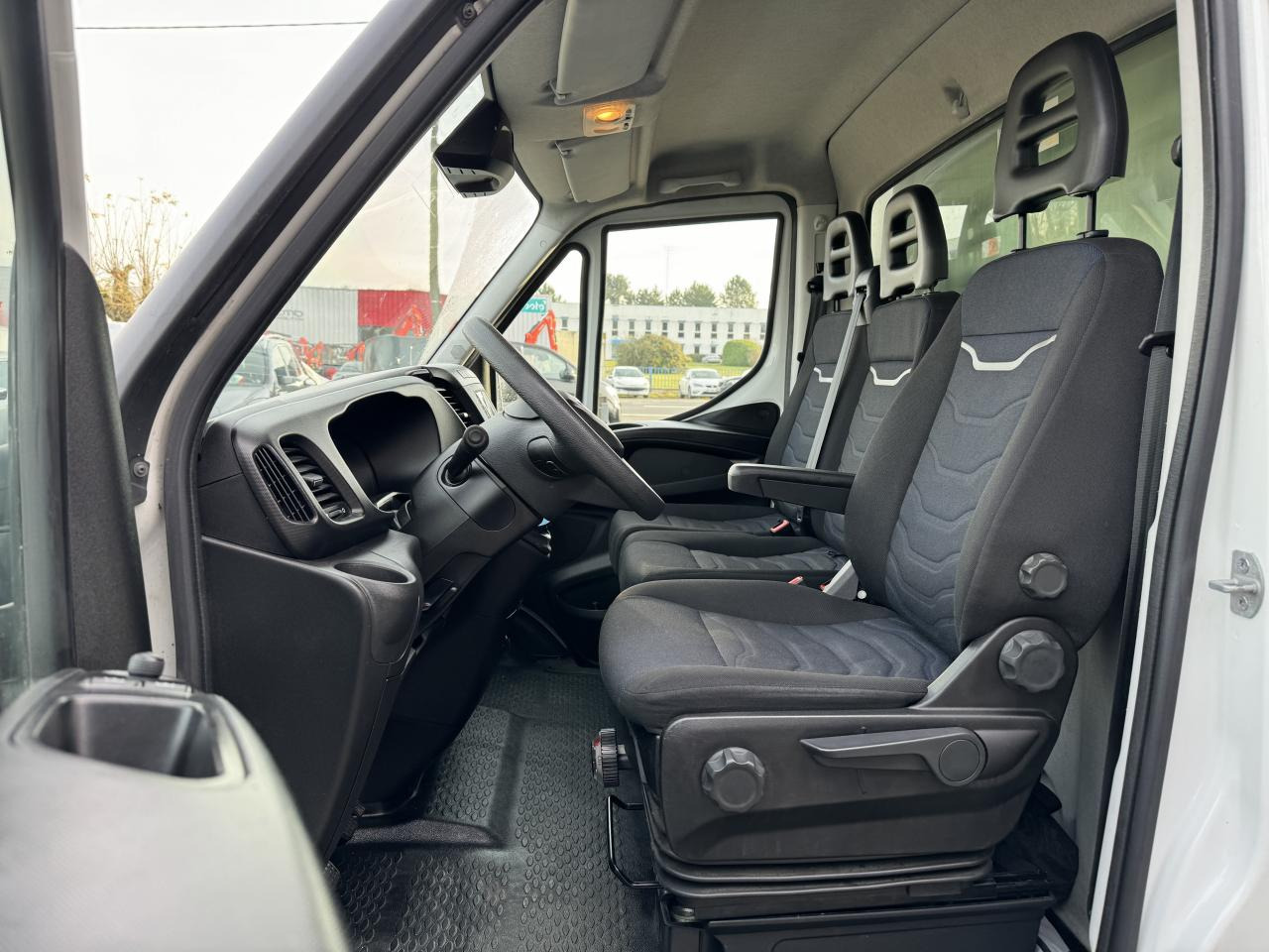 IVECO Daily 35 C 16H3.0 - BV Hi-Matic (Quad-Tor)  CHASSIS CABINE 2014 35C/35S Chassis cabine 35 C Epmt.4.1 - Dostavno vozilo sa zatvorenim sandukom: slika IVECO Daily 35 C 16H3.0 - BV Hi-Matic (Quad-Tor)  CHASSIS CABINE 2014 35C/35S Chassis cabine 35 C Epmt.4.1 - Dostavno vozilo sa zatvorenim sandukom IVECO Daily 35 C 16H3.0 - BV Hi-Matic (Quad-Tor)  CHASSIS CABINE 2014 35C/35S Chassis cabine 35 C Epmt.4.1 - Dostavno vozilo sa zatvorenim sandukom: slika IVECO Daily 35 C 16H3.0 - BV Hi-Matic (Quad-Tor)  CHASSIS CABINE 2014 35C/35S Chassis cabine 35 C Epmt.4.1 - Dostavno vozilo sa zatvorenim sandukom