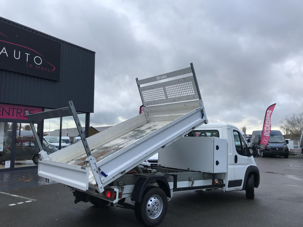 PEUGEOT BOXER 3T5 BENNE + COFFRE 2.2 HDI 165CH - Mali kamion kiper: slika PEUGEOT BOXER 3T5 BENNE + COFFRE 2.2 HDI 165CH - Mali kamion kiper PEUGEOT BOXER 3T5 BENNE + COFFRE 2.2 HDI 165CH - Mali kamion kiper: slika PEUGEOT BOXER 3T5 BENNE + COFFRE 2.2 HDI 165CH - Mali kamion kiper