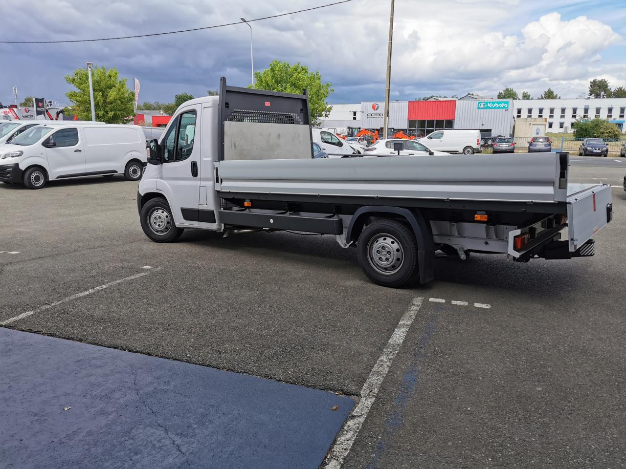 PEUGEOT BOXER 3T5 PLATEAU 4M20 2.2 HDI 140CH - Dostavno vozilo s ravnom platformom: slika PEUGEOT BOXER 3T5 PLATEAU 4M20 2.2 HDI 140CH - Dostavno vozilo s ravnom platformom PEUGEOT BOXER 3T5 PLATEAU 4M20 2.2 HDI 140CH - Dostavno vozilo s ravnom platformom: slika PEUGEOT BOXER 3T5 PLATEAU 4M20 2.2 HDI 140CH - Dostavno vozilo s ravnom platformom