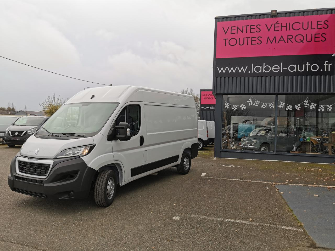 PEUGEOT Boxer 3.5t L2H2 2.2 HDi S&S Maxi - 140 III FOURGON TOLE Fourgon Tolé 435 L2H2 PHASE 3 - Furgon: slika PEUGEOT Boxer 3.5t L2H2 2.2 HDi S&S Maxi - 140 III FOURGON TOLE Fourgon Tolé 435 L2H2 PHASE 3 - Furgon PEUGEOT Boxer 3.5t L2H2 2.2 HDi S&S Maxi - 140 III FOURGON TOLE Fourgon Tolé 435 L2H2 PHASE 3 - Furgon: slika PEUGEOT Boxer 3.5t L2H2 2.2 HDi S&S Maxi - 140 III FOURGON TOLE Fourgon Tolé 435 L2H2 PHASE 3 - Furgon