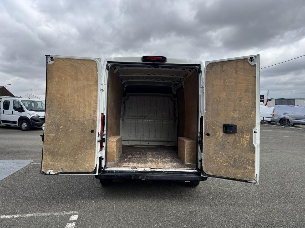 PEUGEOT Boxer Asphalt 333 L2H2 2.2 BlueHDi S&S - 120 III FOURGON TOLE Fourgon Tolé 333 L2H2 PHAS - Furgon: slika PEUGEOT Boxer Asphalt 333 L2H2 2.2 BlueHDi S&S - 120 III FOURGON TOLE Fourgon Tolé 333 L2H2 PHAS - Furgon PEUGEOT Boxer Asphalt 333 L2H2 2.2 BlueHDi S&S - 120 III FOURGON TOLE Fourgon Tolé 333 L2H2 PHAS - Furgon: slika PEUGEOT Boxer Asphalt 333 L2H2 2.2 BlueHDi S&S - 120 III FOURGON TOLE Fourgon Tolé 333 L2H2 PHAS - Furgon