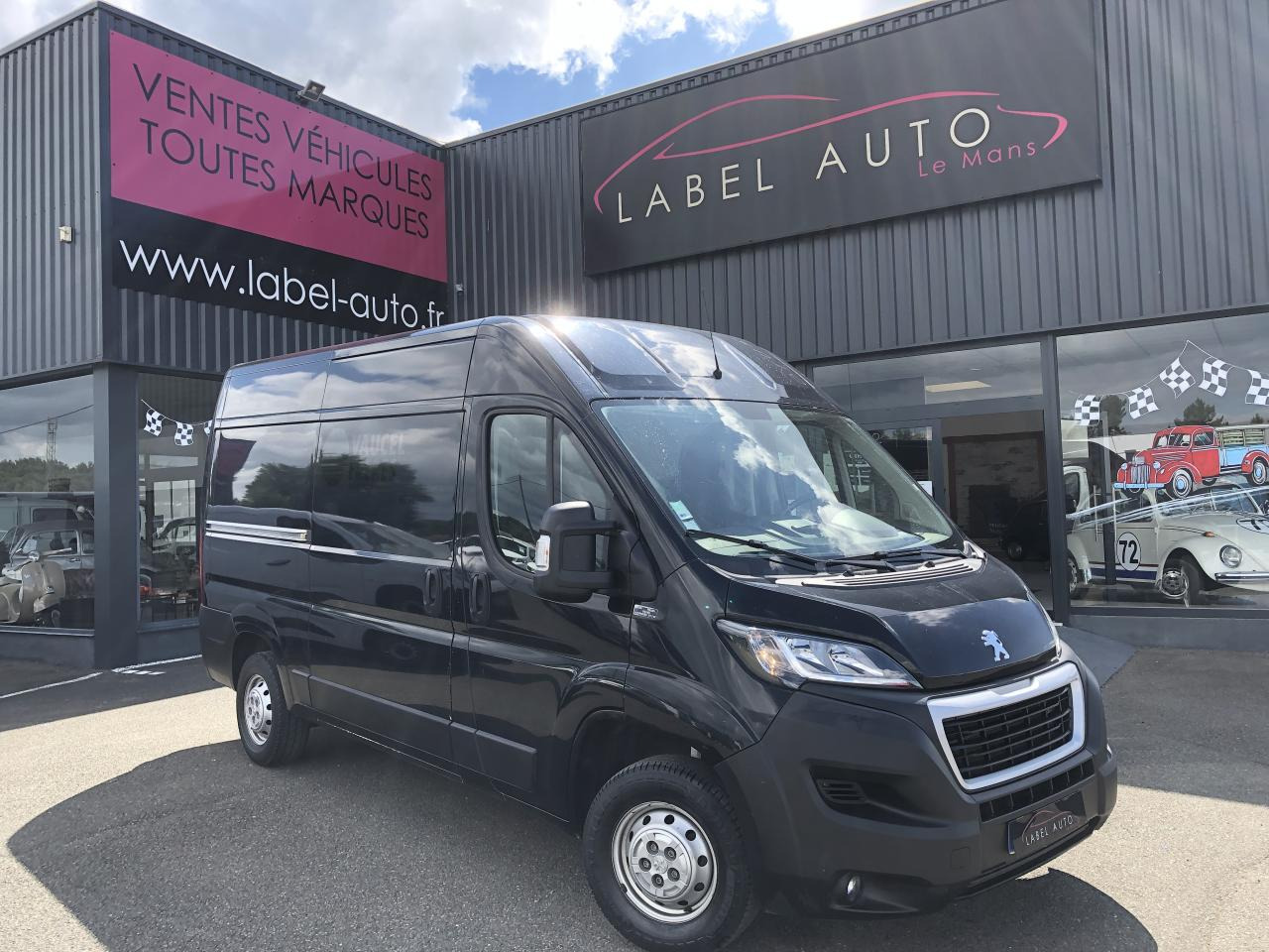 PEUGEOT Boxer Premium 335 L2H2 2.2 BlueHDi 165CH - Furgon: slika PEUGEOT Boxer Premium 335 L2H2 2.2 BlueHDi 165CH - Furgon PEUGEOT Boxer Premium 335 L2H2 2.2 BlueHDi 165CH - Furgon: slika PEUGEOT Boxer Premium 335 L2H2 2.2 BlueHDi 165CH - Furgon