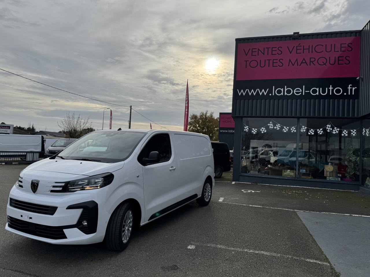 PEUGEOT Expert M 2.0 BlueHDi - 180 S&S - BV EAT8 III FOURGON Fourgon PHASE 2 - Furgon: slika PEUGEOT Expert M 2.0 BlueHDi - 180 S&S - BV EAT8 III FOURGON Fourgon PHASE 2 - Furgon PEUGEOT Expert M 2.0 BlueHDi - 180 S&S - BV EAT8 III FOURGON Fourgon PHASE 2 - Furgon: slika PEUGEOT Expert M 2.0 BlueHDi - 180 S&S - BV EAT8 III FOURGON Fourgon PHASE 2 - Furgon