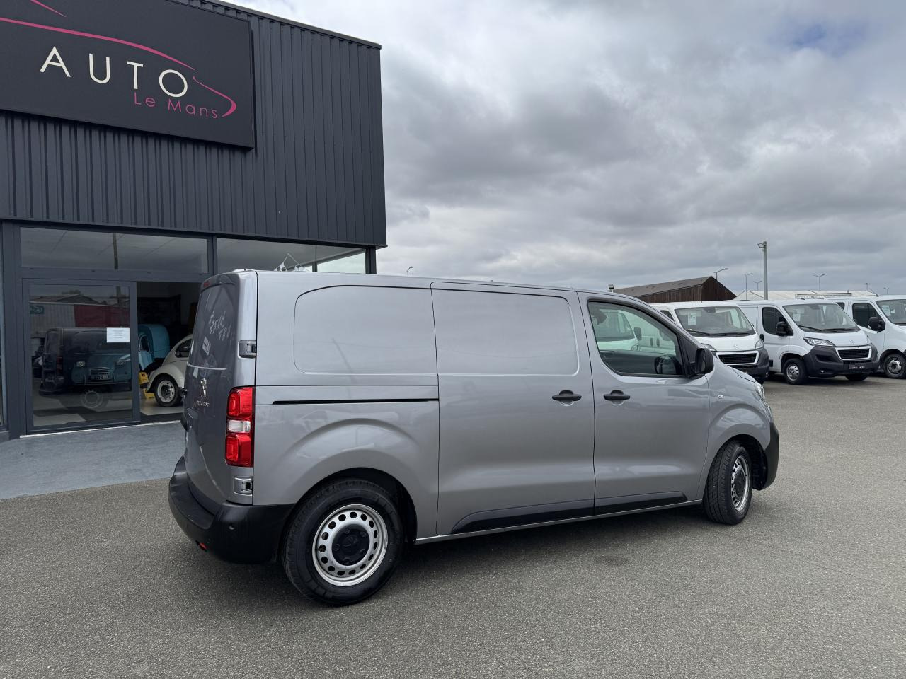 PEUGEOT Expert Standard 2.0 BlueHDI -180CH EAT8 ASPHALT - Furgon: slika PEUGEOT Expert Standard 2.0 BlueHDI -180CH EAT8 ASPHALT - Furgon PEUGEOT Expert Standard 2.0 BlueHDI -180CH EAT8 ASPHALT - Furgon: slika PEUGEOT Expert Standard 2.0 BlueHDI -180CH EAT8 ASPHALT - Furgon