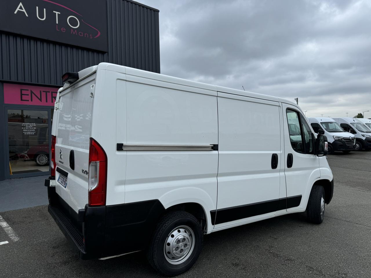 PEUGEOT boxer 333 L1H1 2.2 BLUEHDI S&S 140CH ASPHALT - Furgon: slika PEUGEOT boxer 333 L1H1 2.2 BLUEHDI S&S 140CH ASPHALT - Furgon PEUGEOT boxer 333 L1H1 2.2 BLUEHDI S&S 140CH ASPHALT - Furgon: slika PEUGEOT boxer 333 L1H1 2.2 BLUEHDI S&S 140CH ASPHALT - Furgon