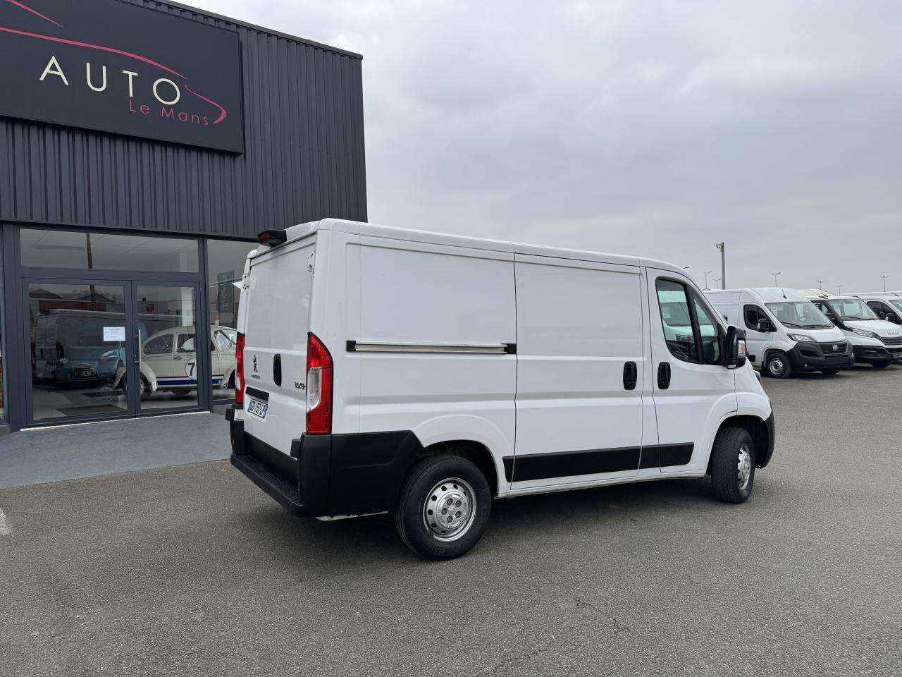 PEUGEOT boxer 333 L1H1 2.2 BLUEHDI S&S 140CH ASPHALT - Furgon: slika PEUGEOT boxer 333 L1H1 2.2 BLUEHDI S&S 140CH ASPHALT - Furgon PEUGEOT boxer 333 L1H1 2.2 BLUEHDI S&S 140CH ASPHALT - Furgon: slika PEUGEOT boxer 333 L1H1 2.2 BLUEHDI S&S 140CH ASPHALT - Furgon