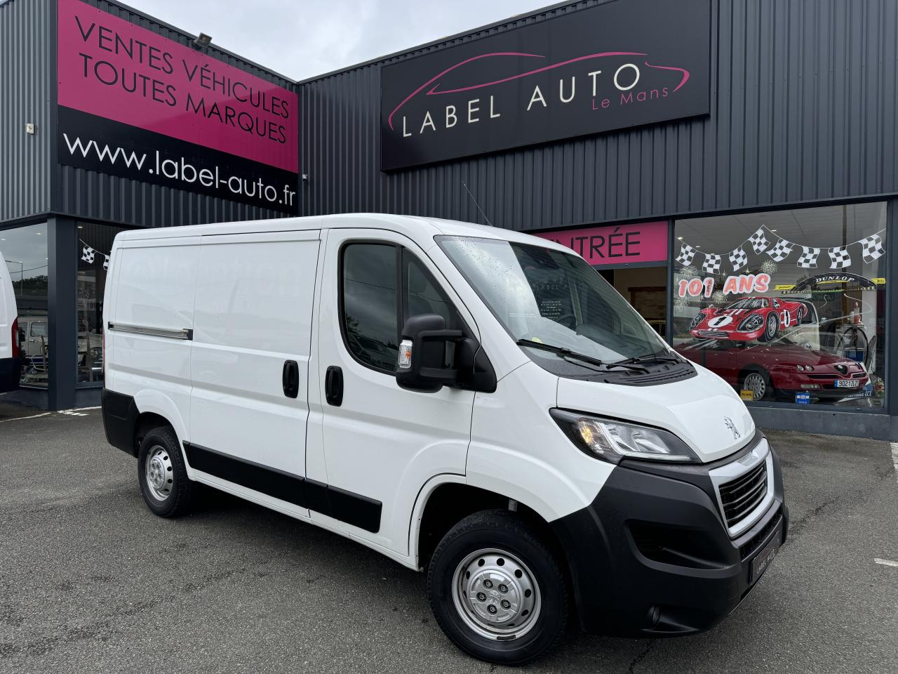 PEUGEOT boxer 333 L1H1 2.2 BLUEHDI S&S 140CH ASPHALT - Furgon: slika PEUGEOT boxer 333 L1H1 2.2 BLUEHDI S&S 140CH ASPHALT - Furgon PEUGEOT boxer 333 L1H1 2.2 BLUEHDI S&S 140CH ASPHALT - Furgon: slika PEUGEOT boxer 333 L1H1 2.2 BLUEHDI S&S 140CH ASPHALT - Furgon