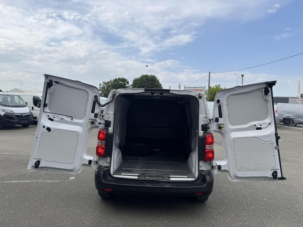 PEUGEOT expert STANDARD 2.0 BLUEHDI 180CH S&S ASPHALT EAT8 - Furgon: slika PEUGEOT expert STANDARD 2.0 BLUEHDI 180CH S&S ASPHALT EAT8 - Furgon PEUGEOT expert STANDARD 2.0 BLUEHDI 180CH S&S ASPHALT EAT8 - Furgon: slika PEUGEOT expert STANDARD 2.0 BLUEHDI 180CH S&S ASPHALT EAT8 - Furgon