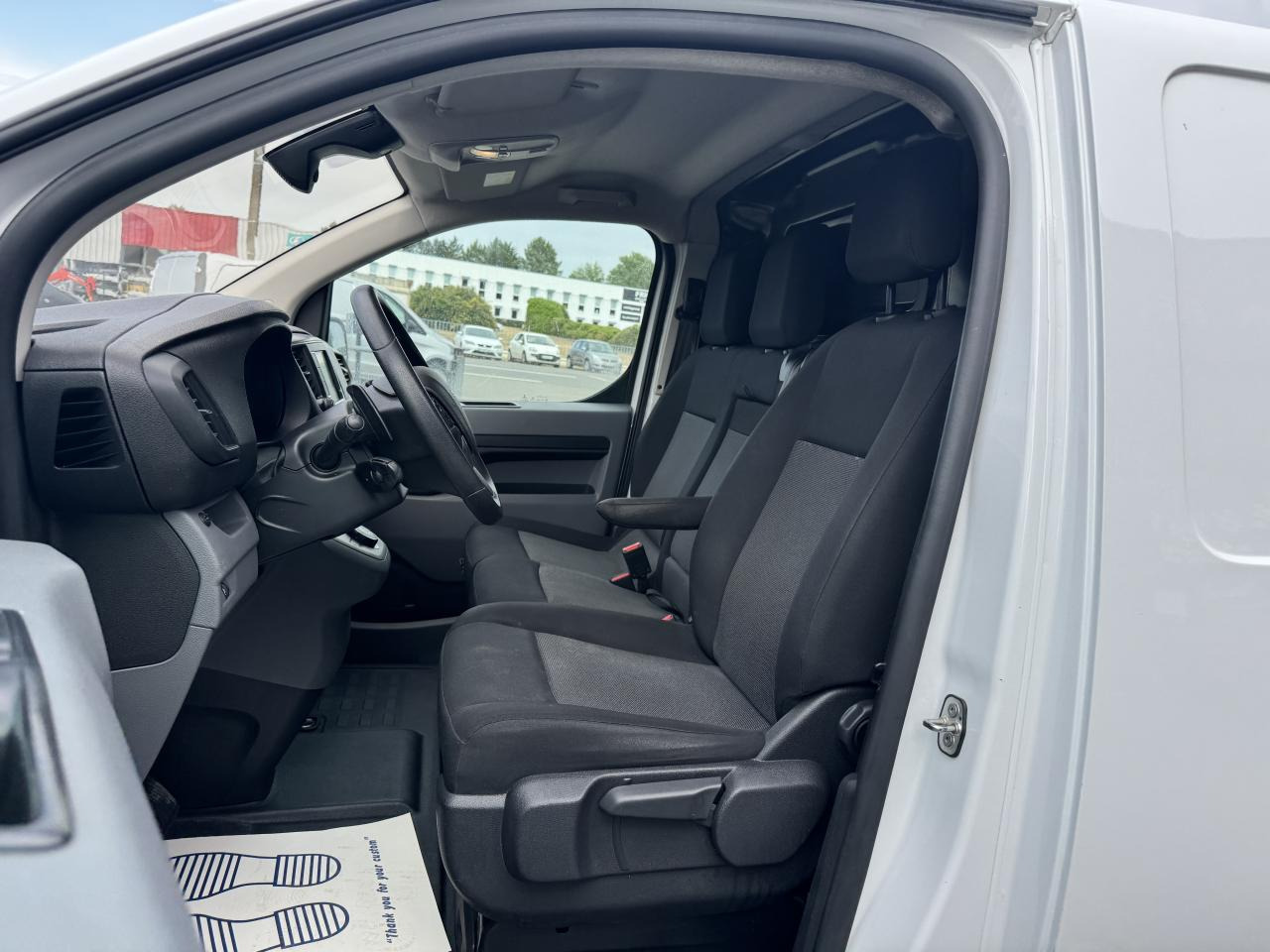 PEUGEOT expert STANDARD 2.0 BLUEHDI 180CH S&S ASPHALT EAT8 - Furgon: slika PEUGEOT expert STANDARD 2.0 BLUEHDI 180CH S&S ASPHALT EAT8 - Furgon PEUGEOT expert STANDARD 2.0 BLUEHDI 180CH S&S ASPHALT EAT8 - Furgon: slika PEUGEOT expert STANDARD 2.0 BLUEHDI 180CH S&S ASPHALT EAT8 - Furgon